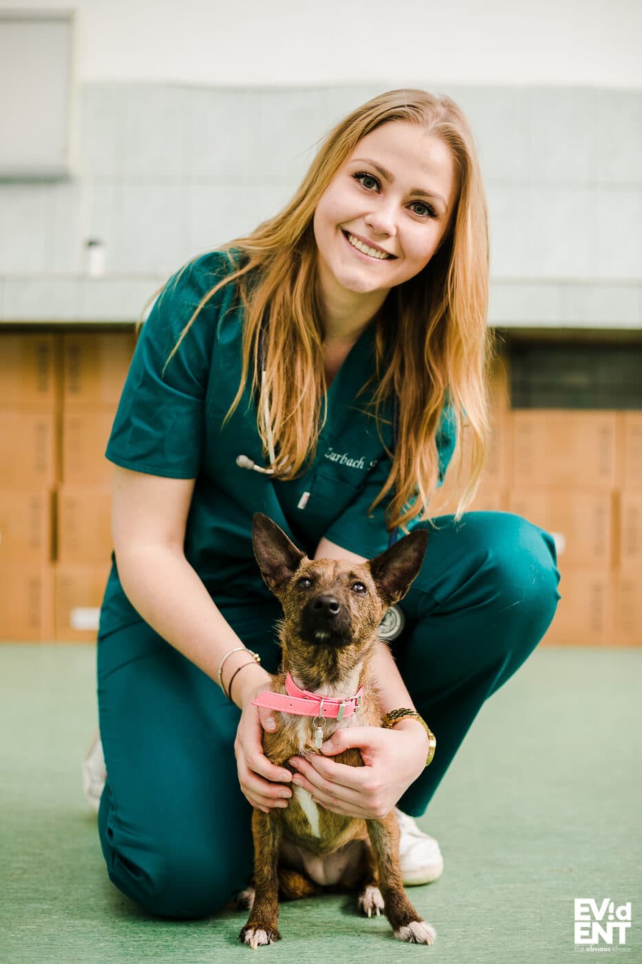 Dr Anne-Catherine Zurbach accroupie auprès d'un chien